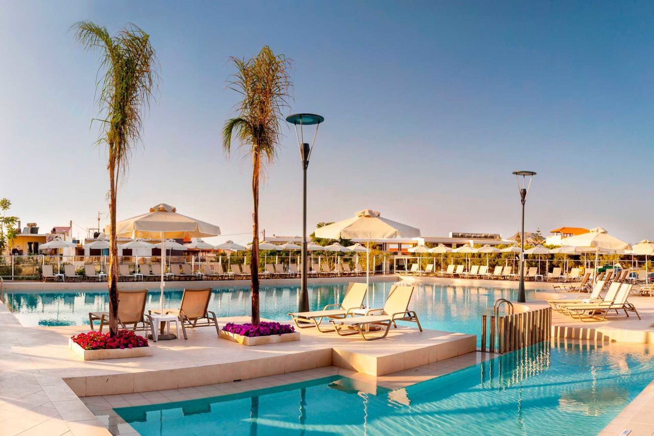 Zwembad met fijne ligbedjes bij het 4*-Porto Platanias Village op Kreta